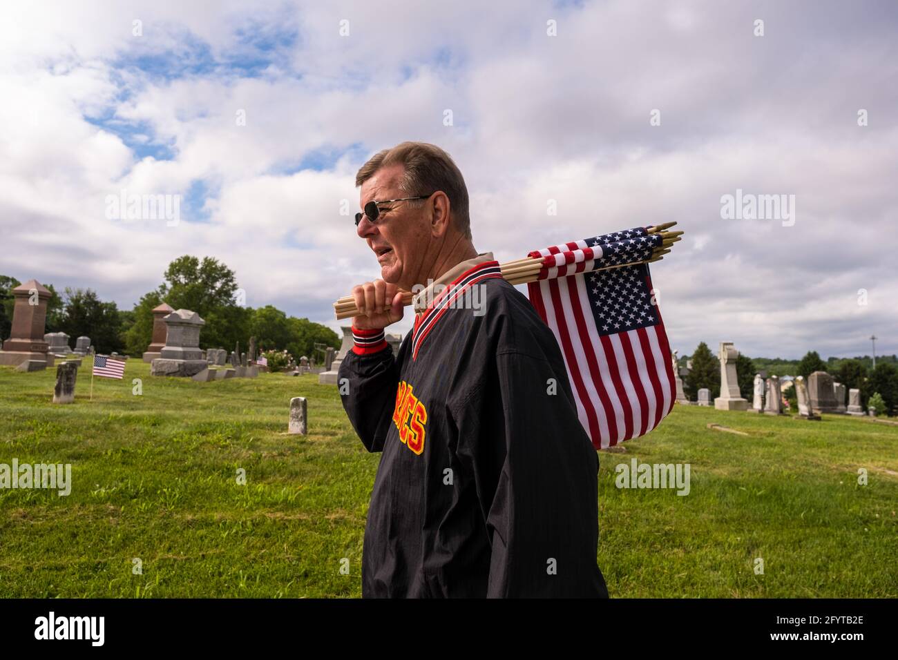 Eric Hays, che ha servito dal 1969-1971 nell'undicesima artiglieria della i Divisione Marina durante la guerra del Vietnam, cerca le tombe di altri veterani nel Rose Hill Cemetery. Hays ha detto che il suo servizio era in i corpo del Vietnam intorno a Danang, ma che lui didnít conoscere la sua esatta posizione nel paese metà del tempo durante il suo giro di dovere. Bandiere americane sono state poste al Rose Hill Cemetery per il Memorial Day Sabato. Il Memorial Day, che è lunedì 31 maggio di quest'anno, è una festa federale per onorare i membri delle forze armate degli Stati Uniti che sono morti durante lo svolgimento dei loro compiti. (Foto di Jeremy Hogan / Foto Stock