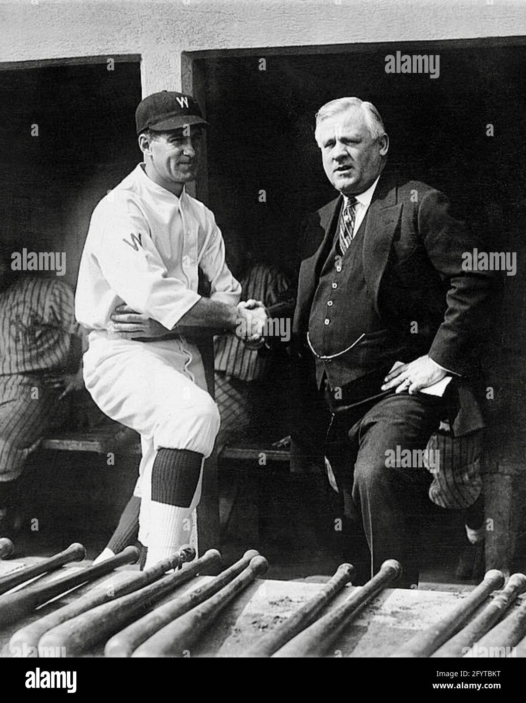 Stanley Raymond 'Bucky' Harris, senatori di Washington, e John McGraw, New York Giants, dirigenti, World Series Game 1, Griffith Stadium, 4 ottobre 1924. Foto Stock