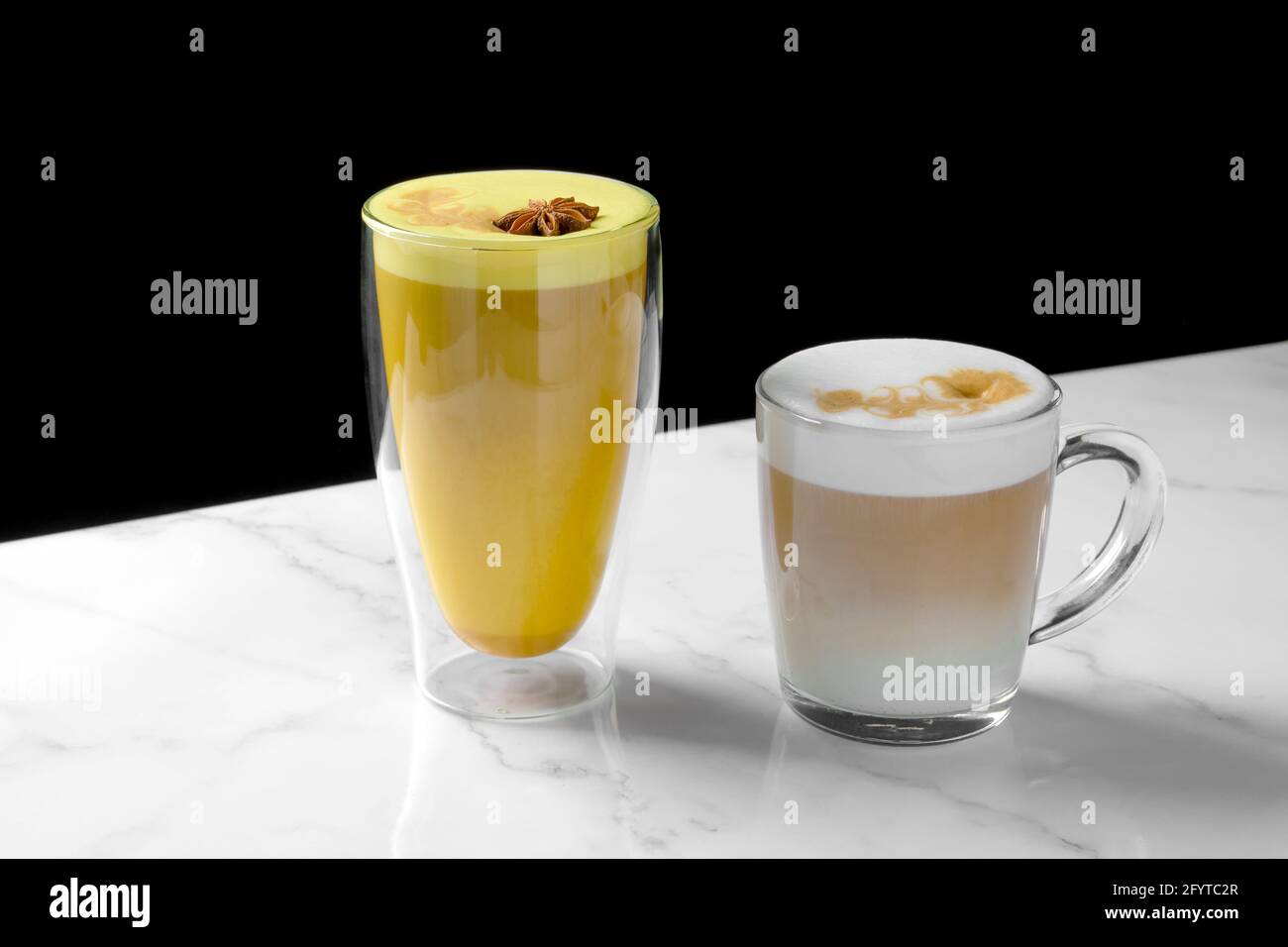 Variante di cappuccino con caramello e cannella su bancone in marmo Foto Stock