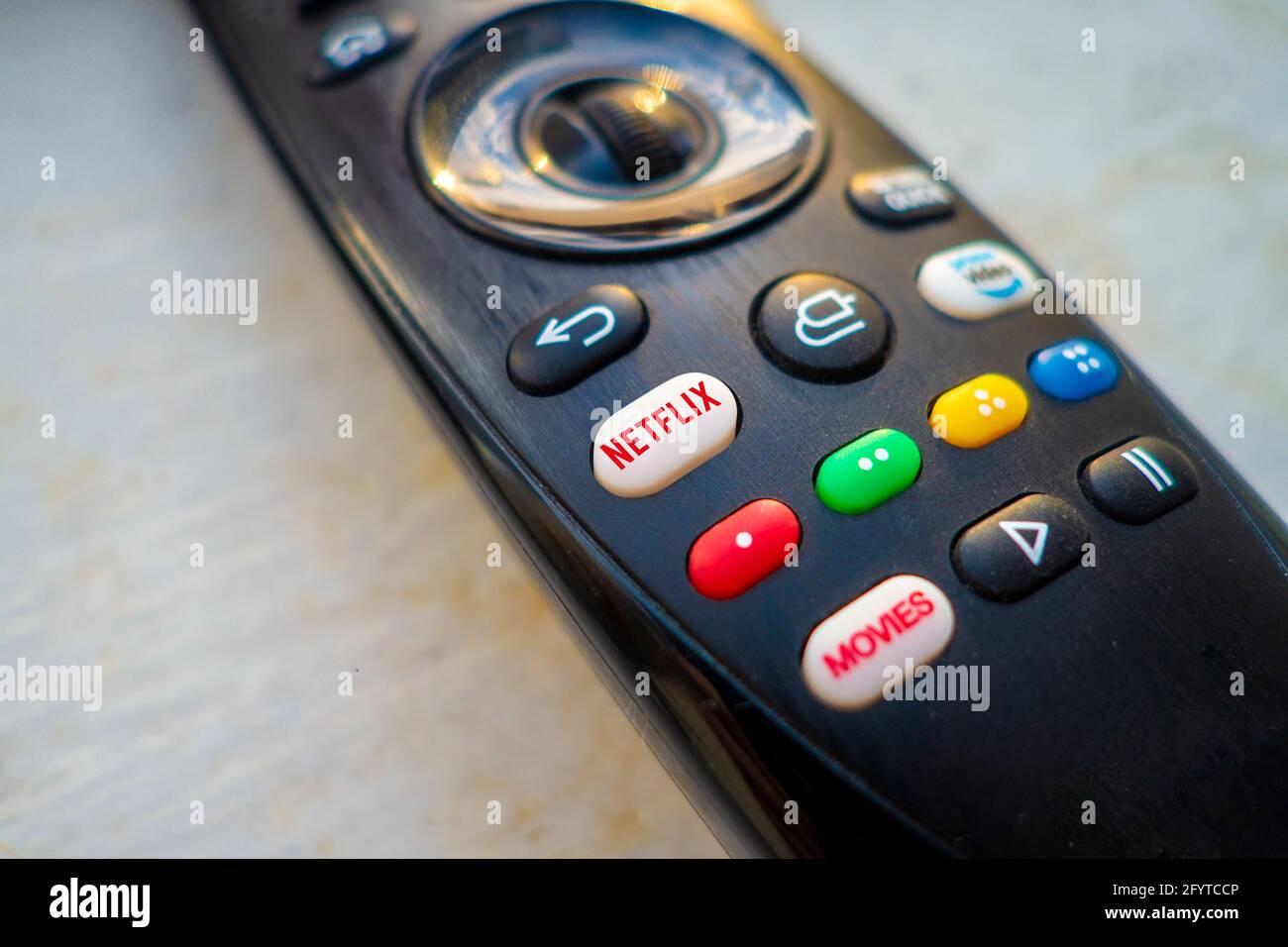 Tasto rosso bianco Netflix sul telecomando del televisore Foto Stock