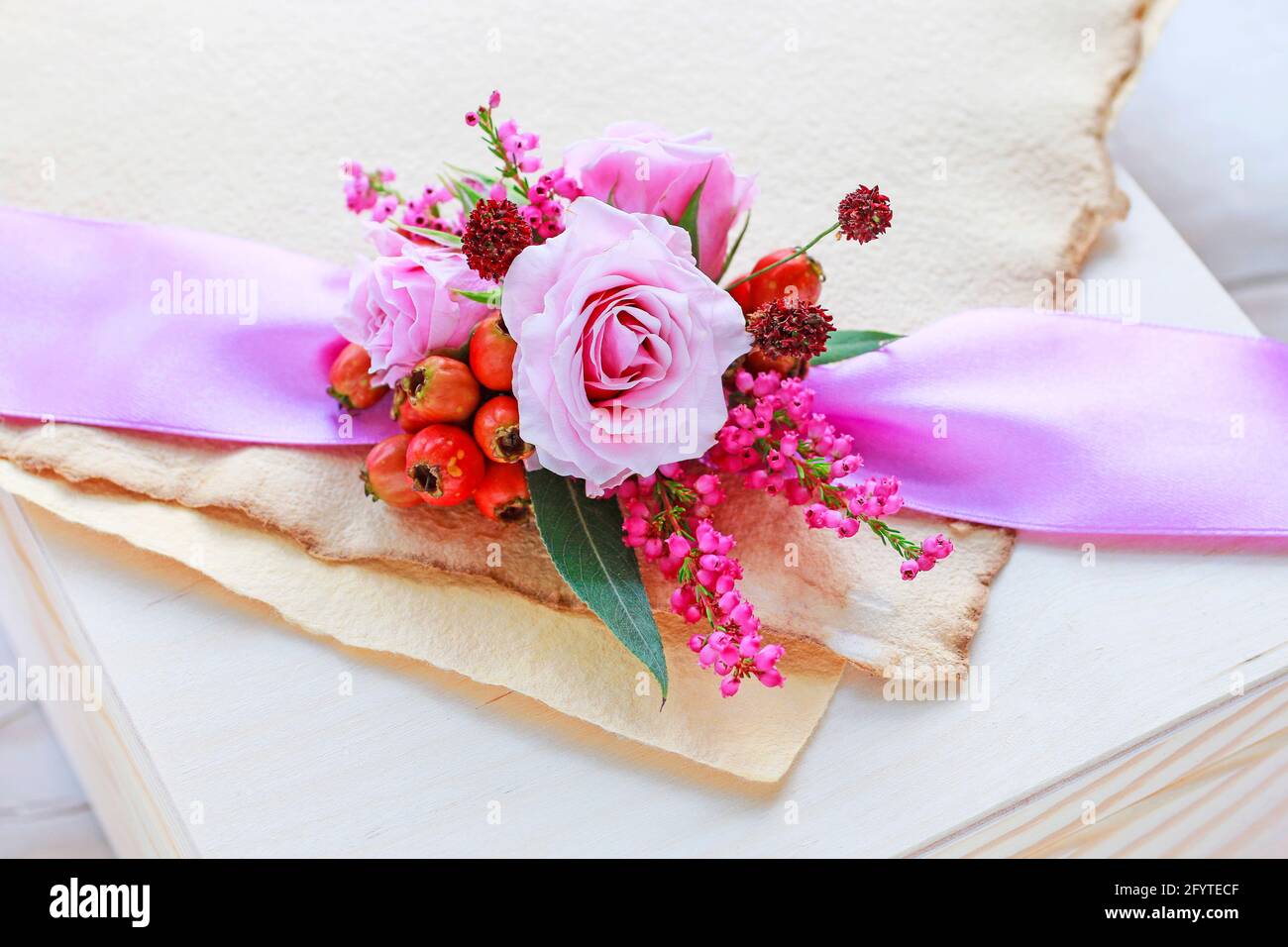 Rose, eriche e bacche di biancospino in bouquet piccolo. Decorazioni per feste Foto Stock