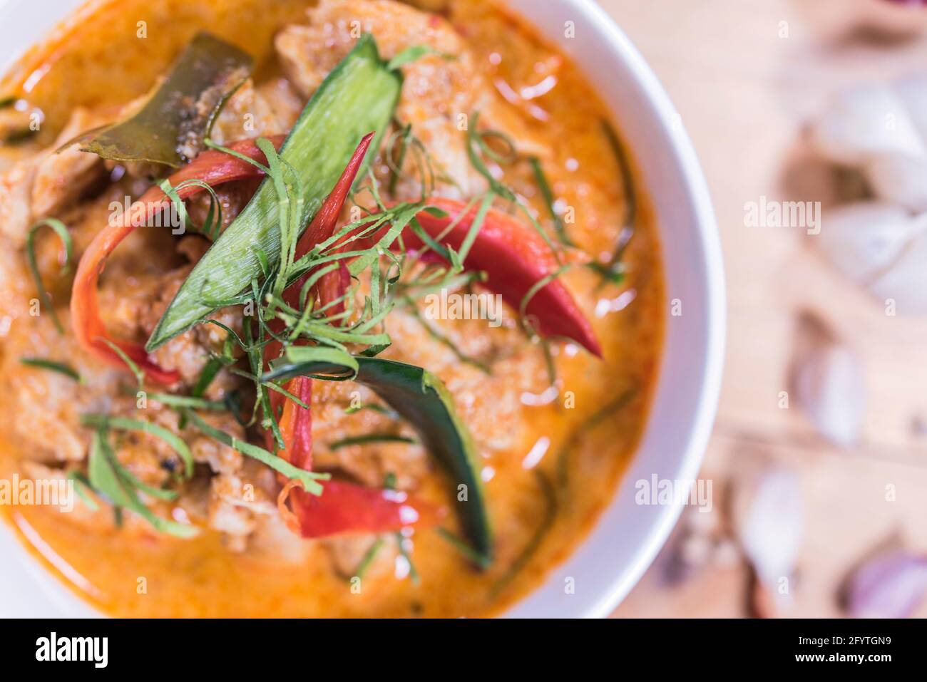 Close up delizioso cibo tailandese, chiudere il pollo al curry panang e ingrediente per Sfondo menu Foto Stock