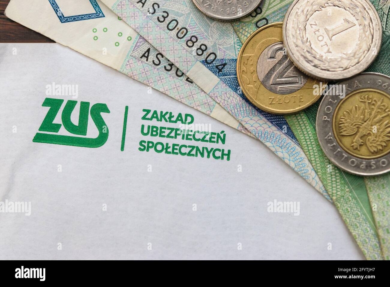 Lettera di ZUS (Zaklad Ubezpieczen Spolecznych) - Società polacca di previdenza sociale e denaro lucidato Foto Stock