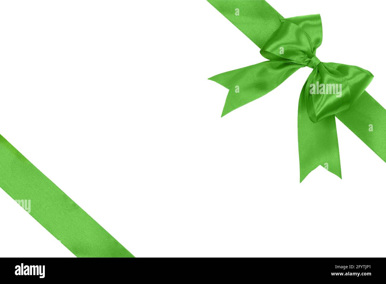 Concetto di carta regalo - nastro in raso verde lucido con arco isolato su sfondo bianco. File PNG con sfondo trasparente. Foto Stock