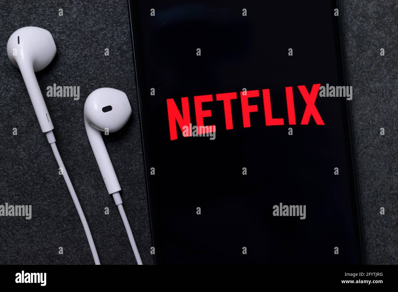 Cracovia, Polonia - 07 ottobre 2020: Firma dell'applicazione Netflix sullo schermo dello smartphone. Netflix è un famoso fornitore di servizi di streaming Internet per Foto Stock