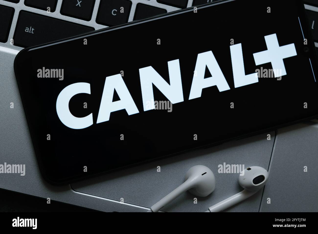 Cracovia, Polonia - 07 ottobre 2020: Firma dell'applicazione Canal+ (Plus) sullo schermo dello smartphone. Canal+ è un famoso fornitore di servizi di streaming Internet Foto Stock