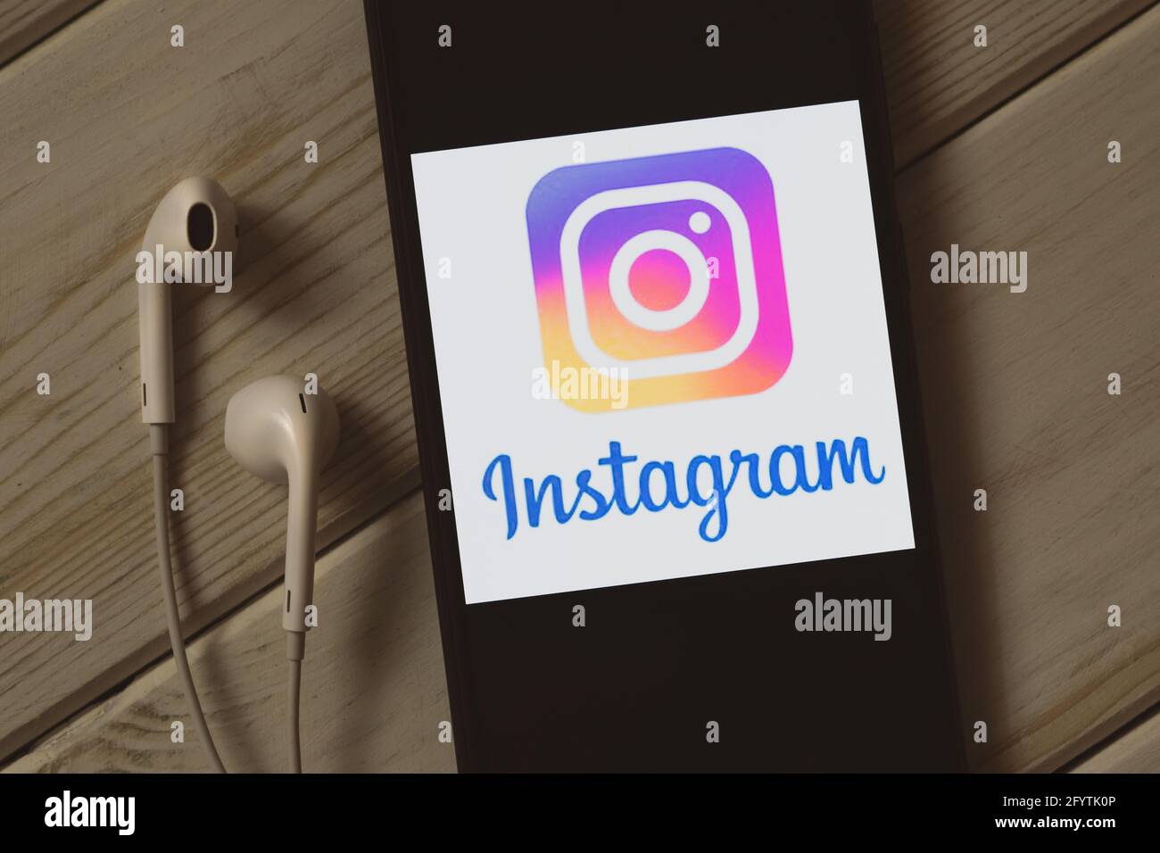 Cracovia, Polonia - 09 ottobre 2020: Firma dell'applicazione Instagram sullo schermo dello smartphone. Instagram è un famoso servizio gratuito di condivisione sociale di immagini e video Foto Stock