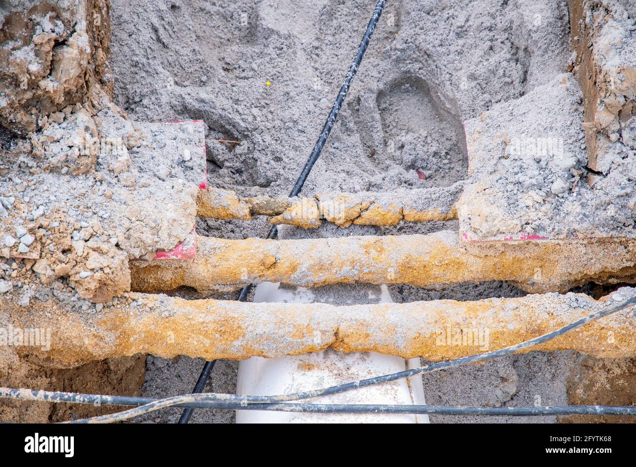 I tubi di riscaldamento distrettuali sono stati posati in tubi di plastica neri cantiere Foto Stock