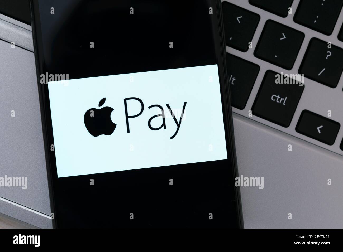 Cracovia, Polonia - 20 ottobre 2020: Iscrizione Apple Pay sullo schermo dello smartphone in primo piano. Apple Pay è un famoso servizio di pagamento elettronico e finanziario Foto Stock