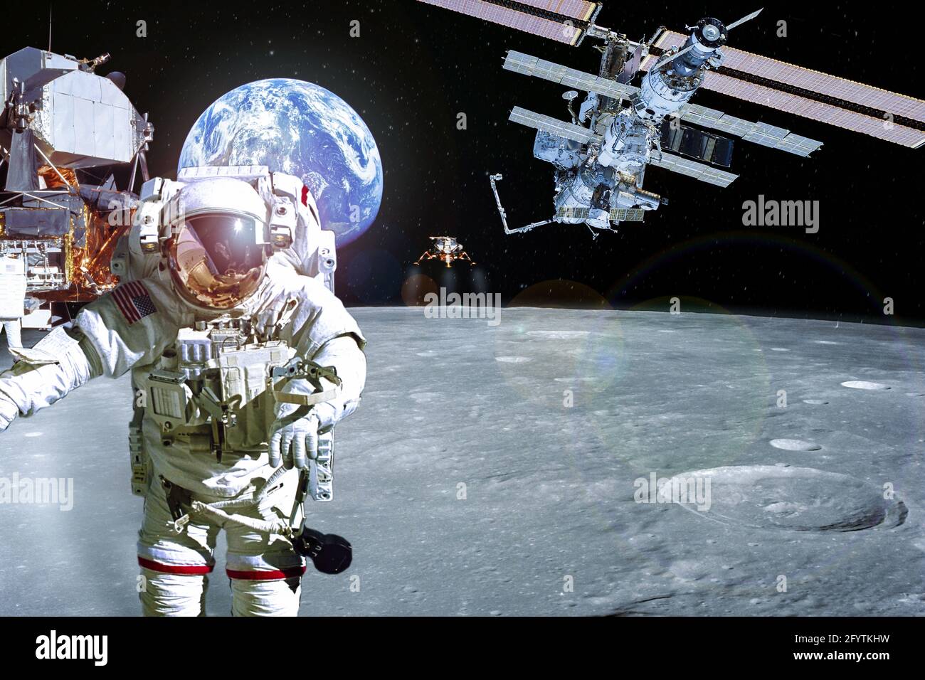 Concetto di esplorazione lunare - astronauta americano in primo piano con astronavi e la Terra sullo sfondo. Elementi di questa immagine forniti da Foto Stock