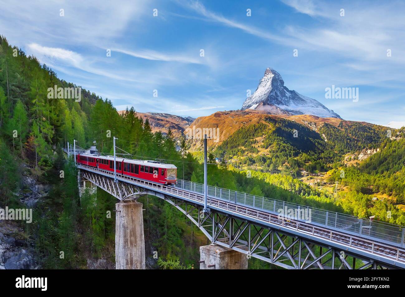 Zermatt, Svizzera. Treno turistico rosso Gornergrat sul ponte e panorama del Cervino sulle Alpi svizzere Foto Stock