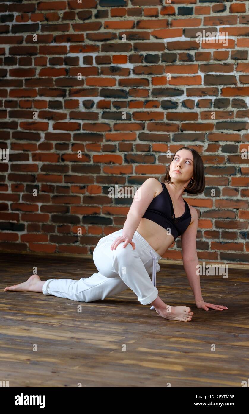 Atleta donna che pratica yoga. Foto Stock