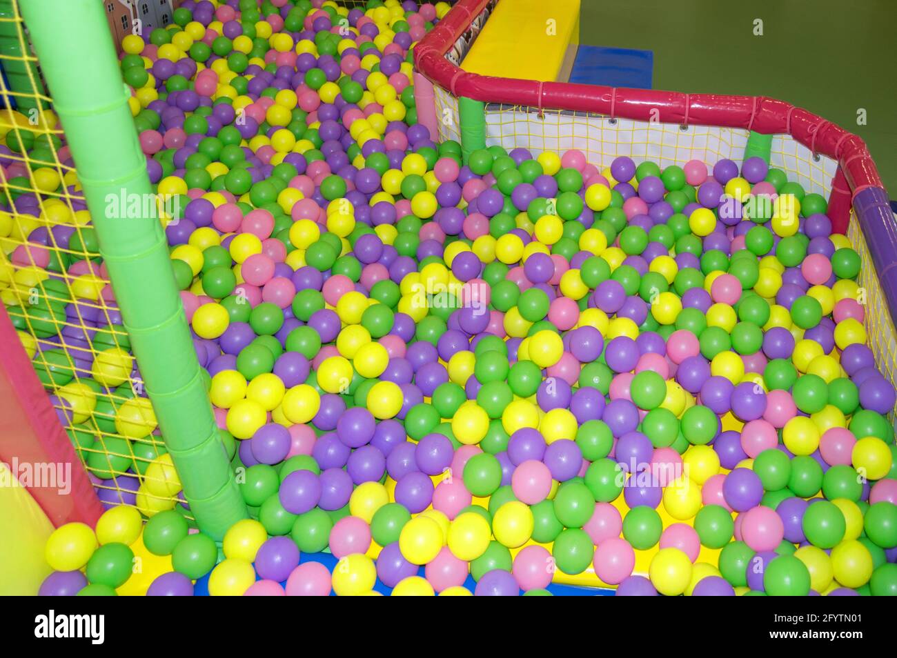 Palline colorate in plastica colorate sul parco giochi, piscina con palline  per lo sviluppo dei bambini e giochi Foto stock - Alamy
