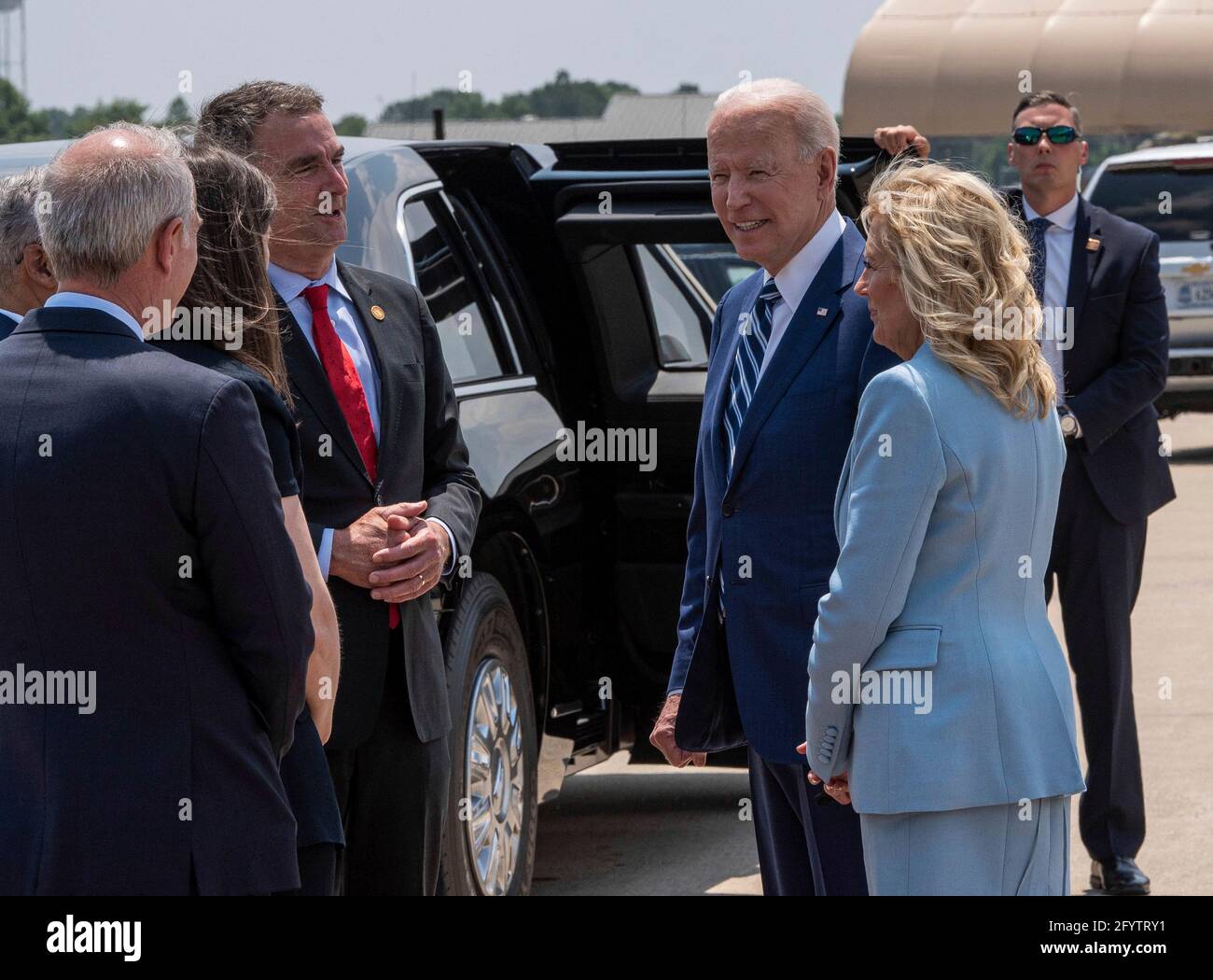 Il presidente degli Stati Uniti Joe Biden e First Lady Jill Biden si incontrano con i funzionari locali quando arrivano alla base congiunta Langley-Eustis il 28 maggio 2021 a Newport News, Virginia. Biden si è rivolto ai membri del servizio, ha parlato dell'importanza del sacrificio militare e ha ringraziato i membri per la loro continua dedizione alla difesa della nazione. Foto Stock