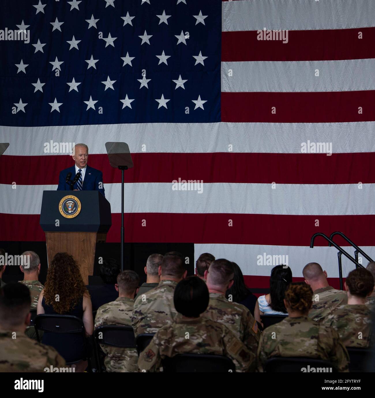 Il presidente degli Stati Uniti Joe Biden si rivolge alle truppe durante una visita alla base congiunta Langley-Eustis il 28 maggio 2021 a Newport News, Virginia. Biden ha parlato dell'importanza del sacrificio militare e ha ringraziato i membri per la loro continua dedizione alla difesa della nazione. Foto Stock