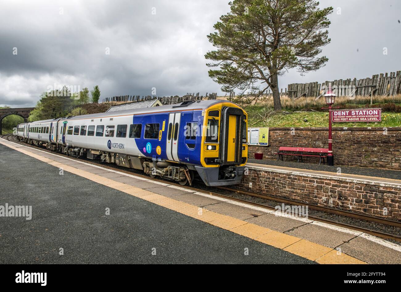 Il treno locale si fermò alla stazione di Dent in Cumbria Foto Stock