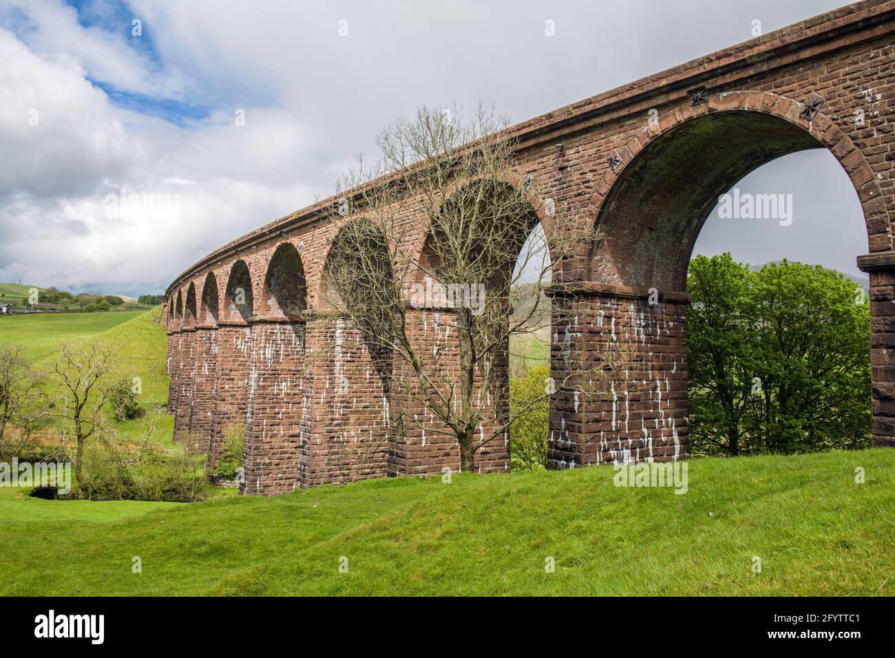 Lowgill ha disusato il ponte viadotto ferroviario vicino a Sedbergh in Cumbria Foto Stock