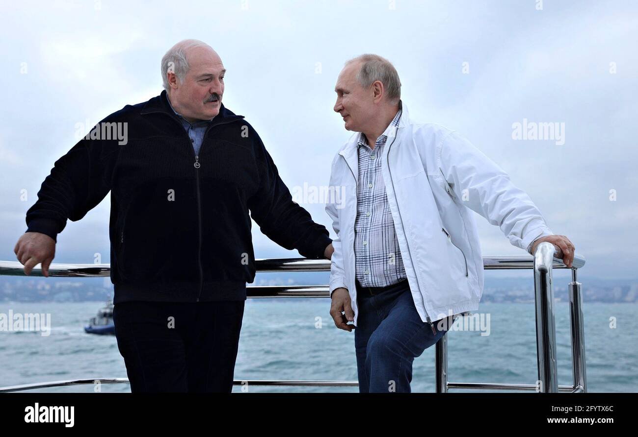 Sochi, Russia. 29 maggio 2021. Il presidente russo Vladimir Putin parla con il presidente della Bielorussia Alexander Lukashenko, partito, durante un viaggio in yacht sul Mar Nero il 29 maggio 2021 a Sochi, Russia. Credit: Planetpix/Alamy Live News Foto Stock