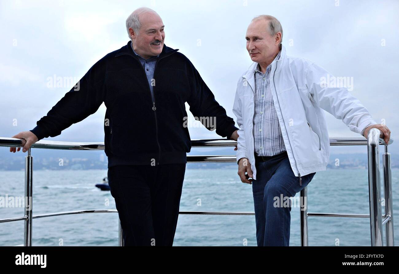Sochi, Russia. 29 maggio 2021. Il presidente russo Vladimir Putin parla con il presidente della Bielorussia Alexander Lukashenko, partito, durante un viaggio in yacht sul Mar Nero il 29 maggio 2021 a Sochi, Russia. Credit: Planetpix/Alamy Live News Foto Stock