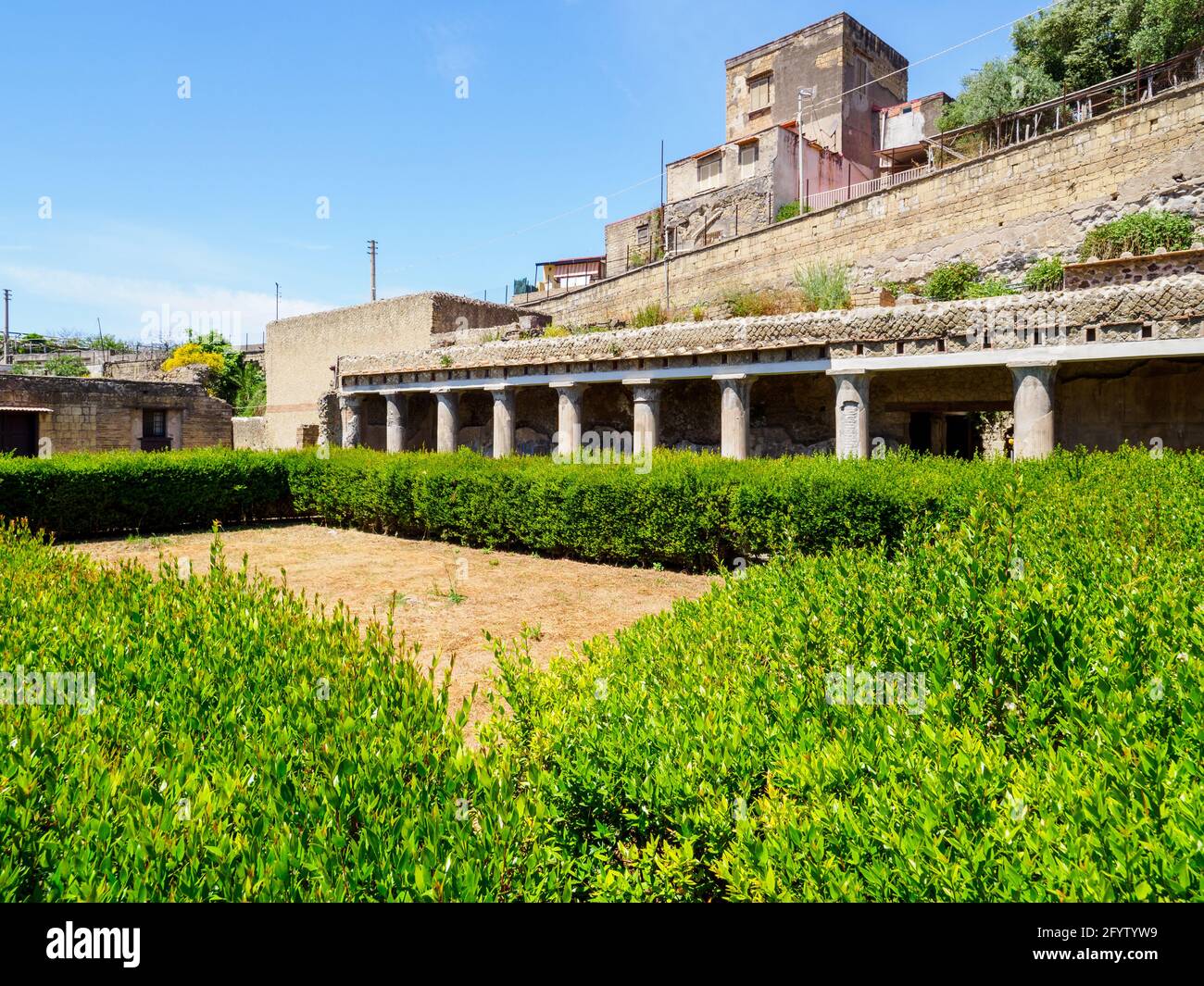 Peristilio (cortile aperto o giardino circondato da un colonnato) - Casa di Argus (Casa di Argo) - rovine di Ercolano, Italia Foto Stock