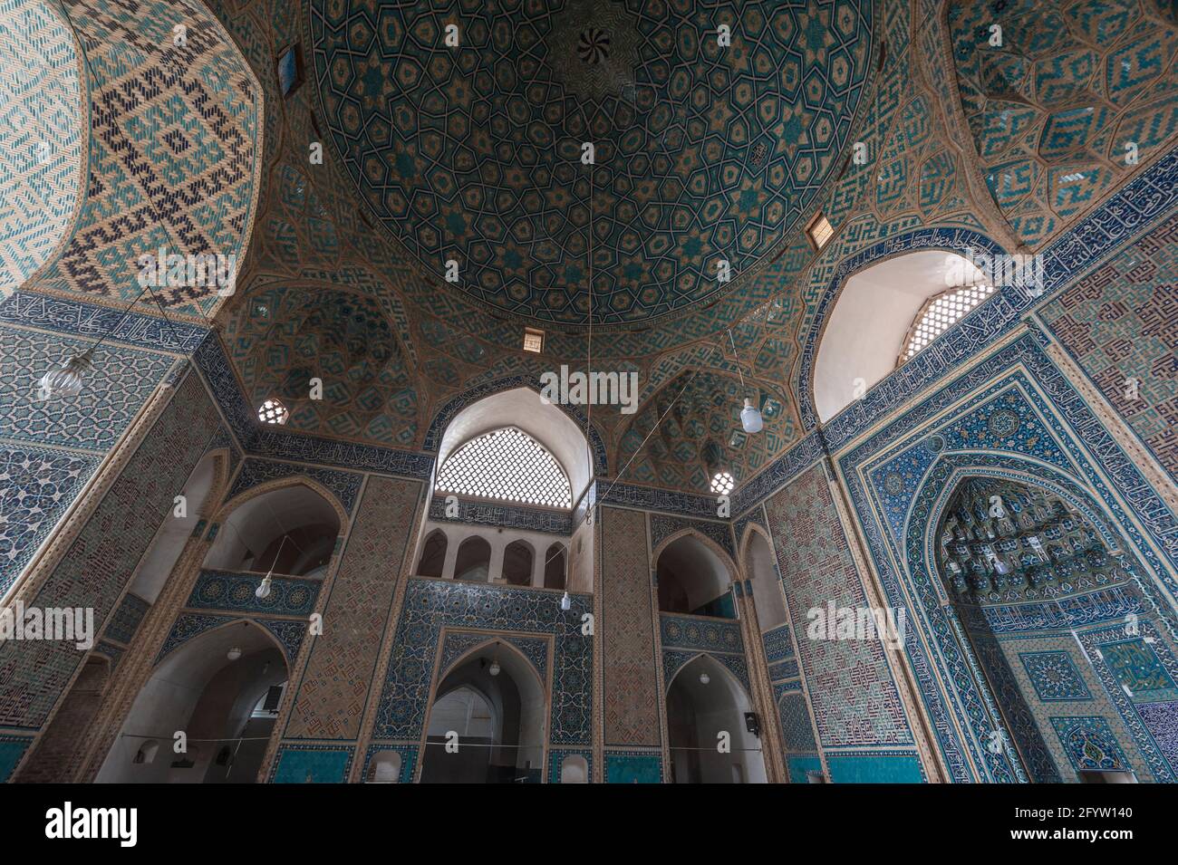 Interno con bella mattonelle di lavoro del soffitto e mihrab della Moschea Jameh in Yazd, Provincia di Yazd, Iran. Foto Stock