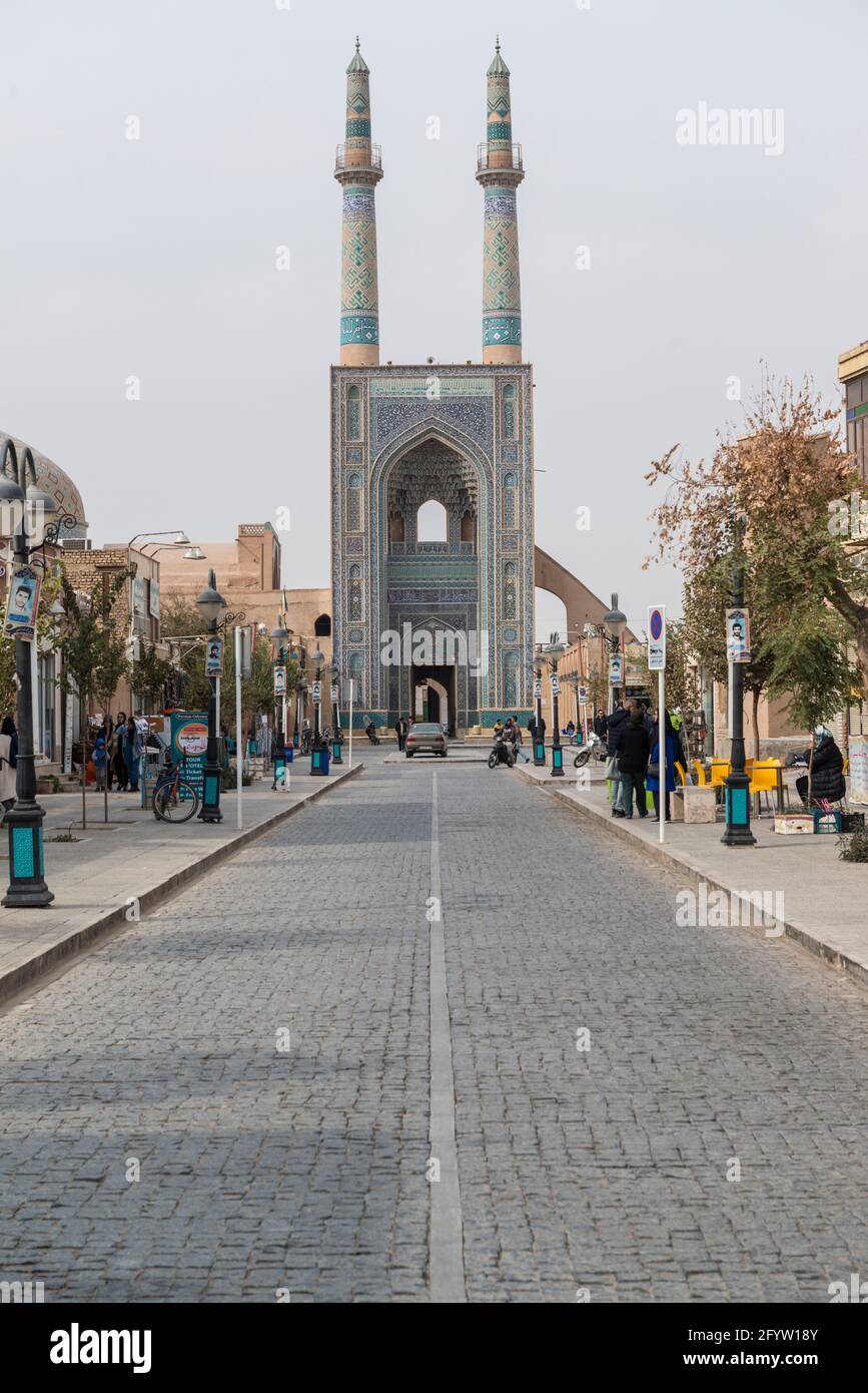 Ingresso principale della Moschea di Jameh alla fine di una strada nel vecchio quartiere di Yazd, provincia di Yazd, Iran. Foto Stock