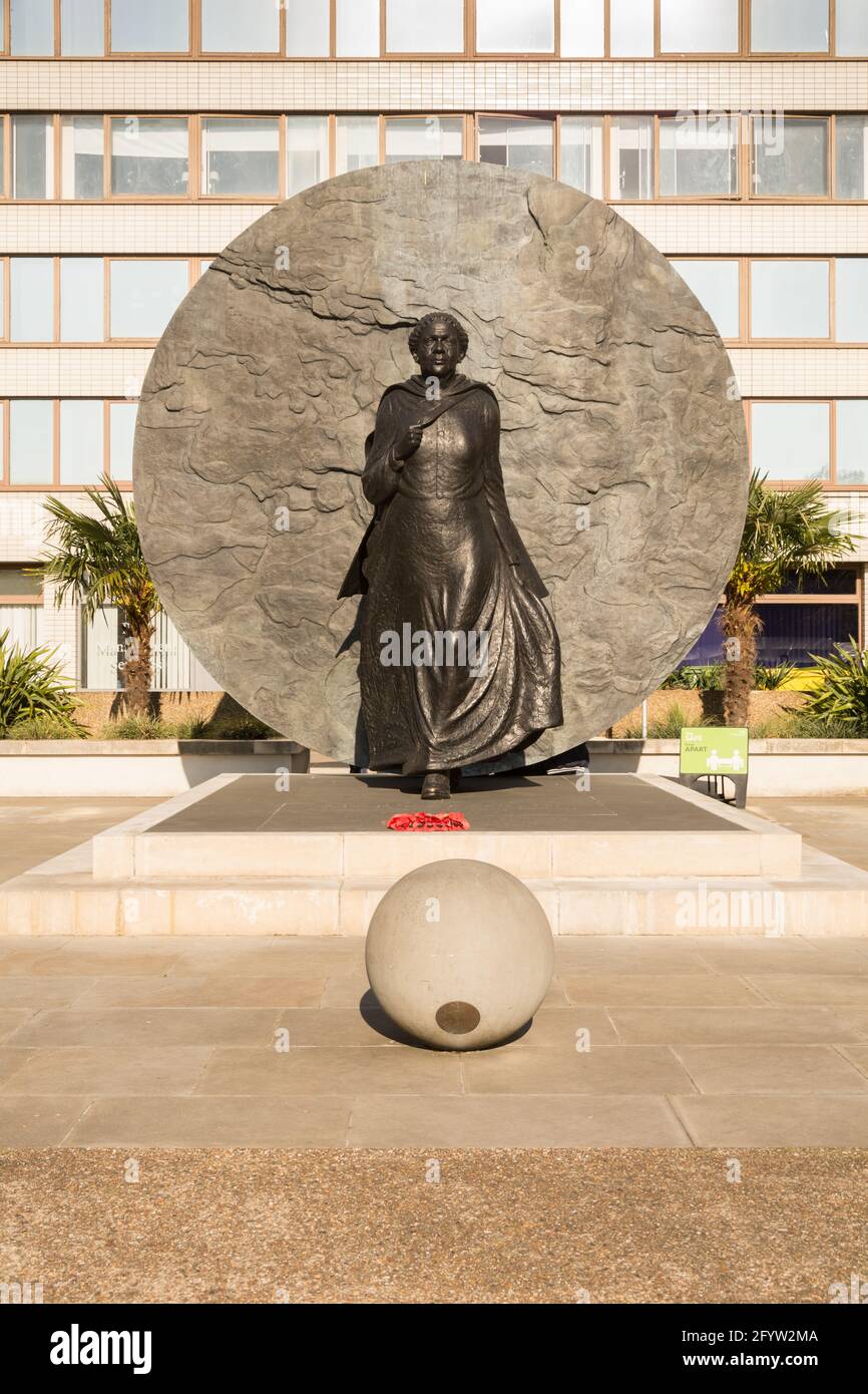 Una statua in bronzo per l'eroina della Guerra di Crimea Mary Seacole di Martin Jennings, fuori dal St Thomas' Hospital nel centro di Londra, Inghilterra, Regno Unito Foto Stock