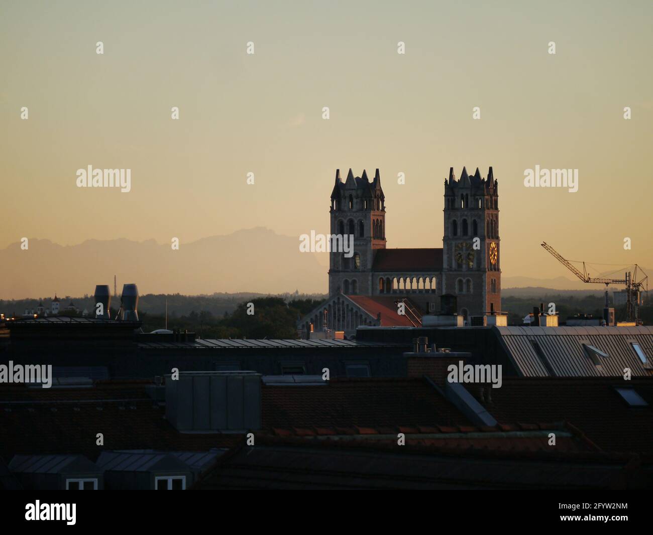 Una vista panoramica del famoso San Massimiliano, Monaco di Baviera nel sud della Germania durante il tramonto Foto Stock