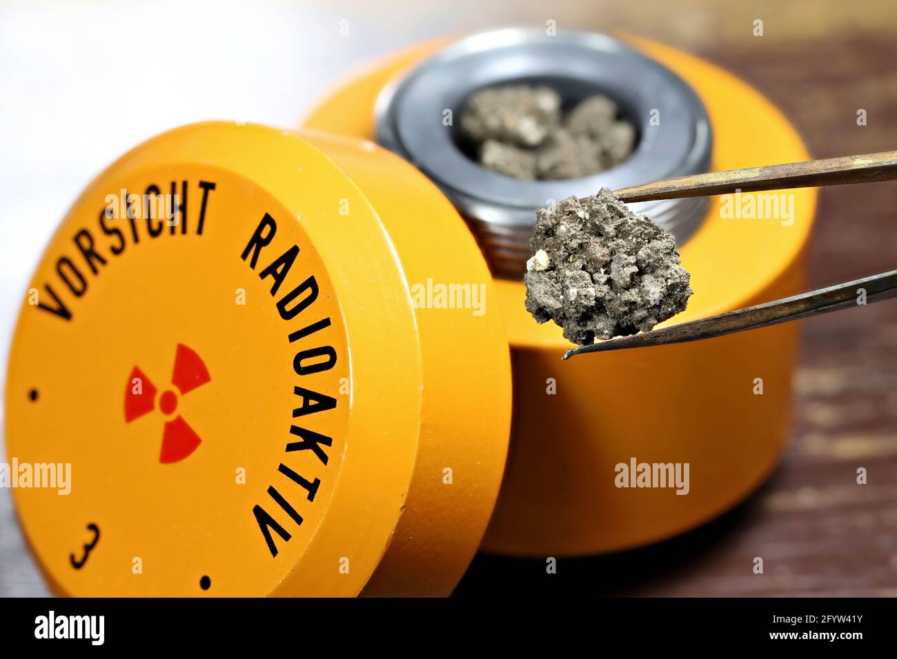 materiale radioattivo nel contenitore di piombo Foto Stock