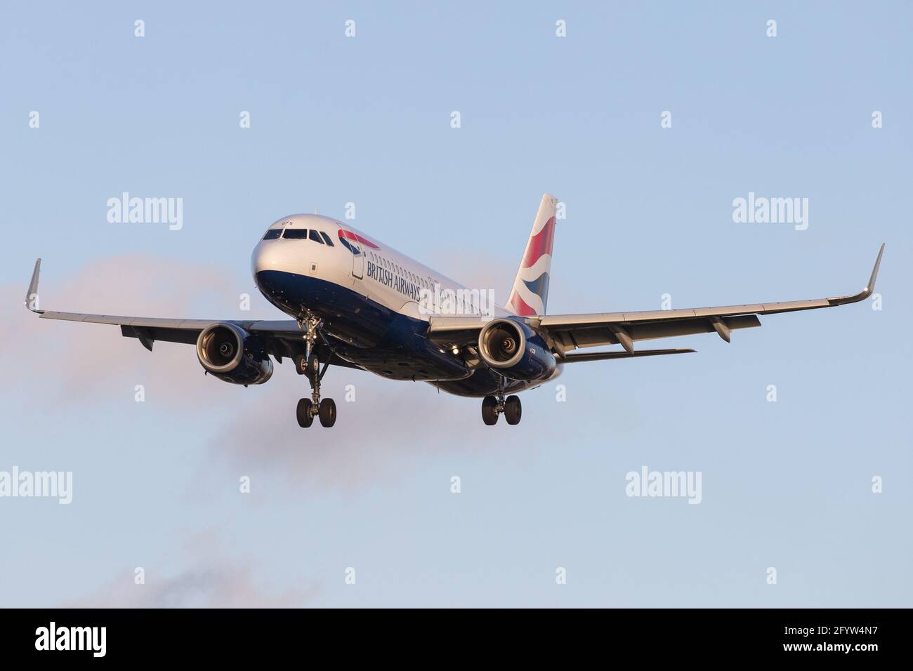 LONDRA, REGNO UNITO - 23 febbraio 2020: British Airways (BA / BAW) in avvicinamento all'aeroporto Heathrow di Londra (EGLL/LHR) con un Airbus A320-232 A320 (G-EUYS/ Foto Stock
