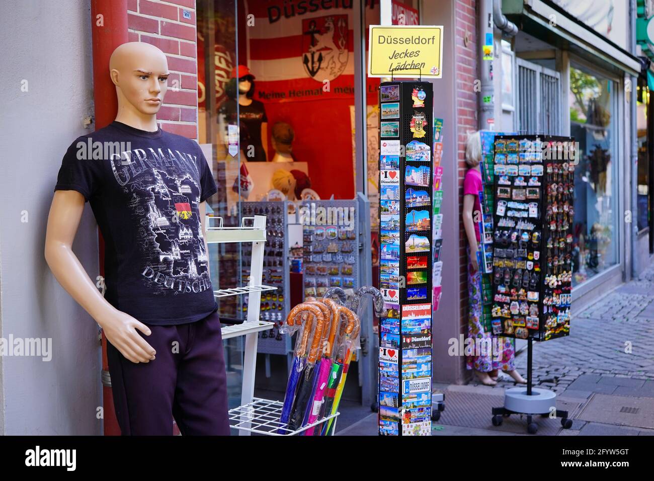 Manichino maschile di fronte a un negozio di souvenir nella città vecchia di Düsseldorf (Altstadt). La città vecchia è una popolare zona turistica vicino al fiume Reno. Foto Stock