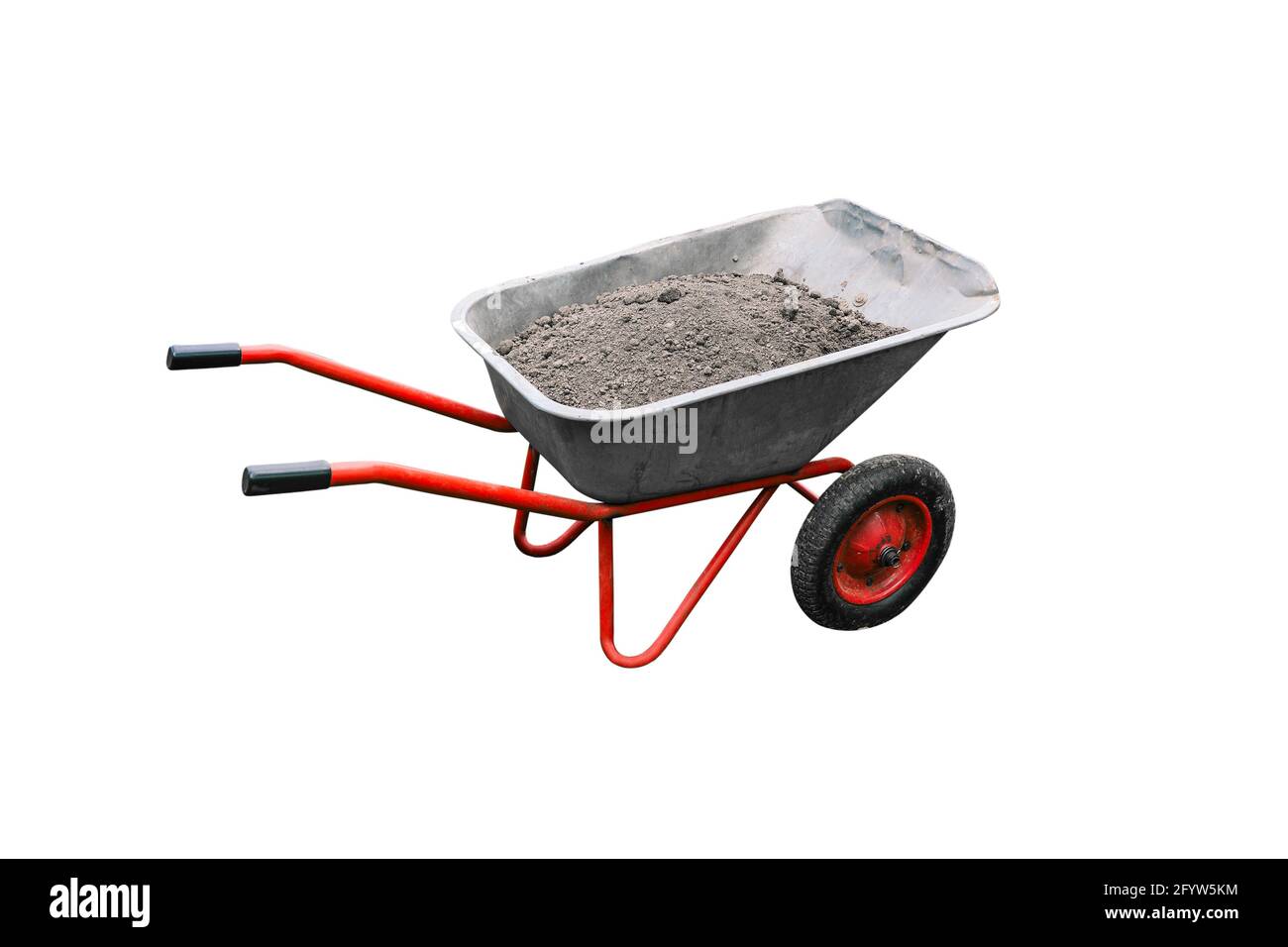 Carrello da costruzione con terra isolata su sfondo bianco. Carrello in metallo con ruote. Uno strumento per lavorare in un giardino o in un cantiere. Giardinaggio o Foto Stock