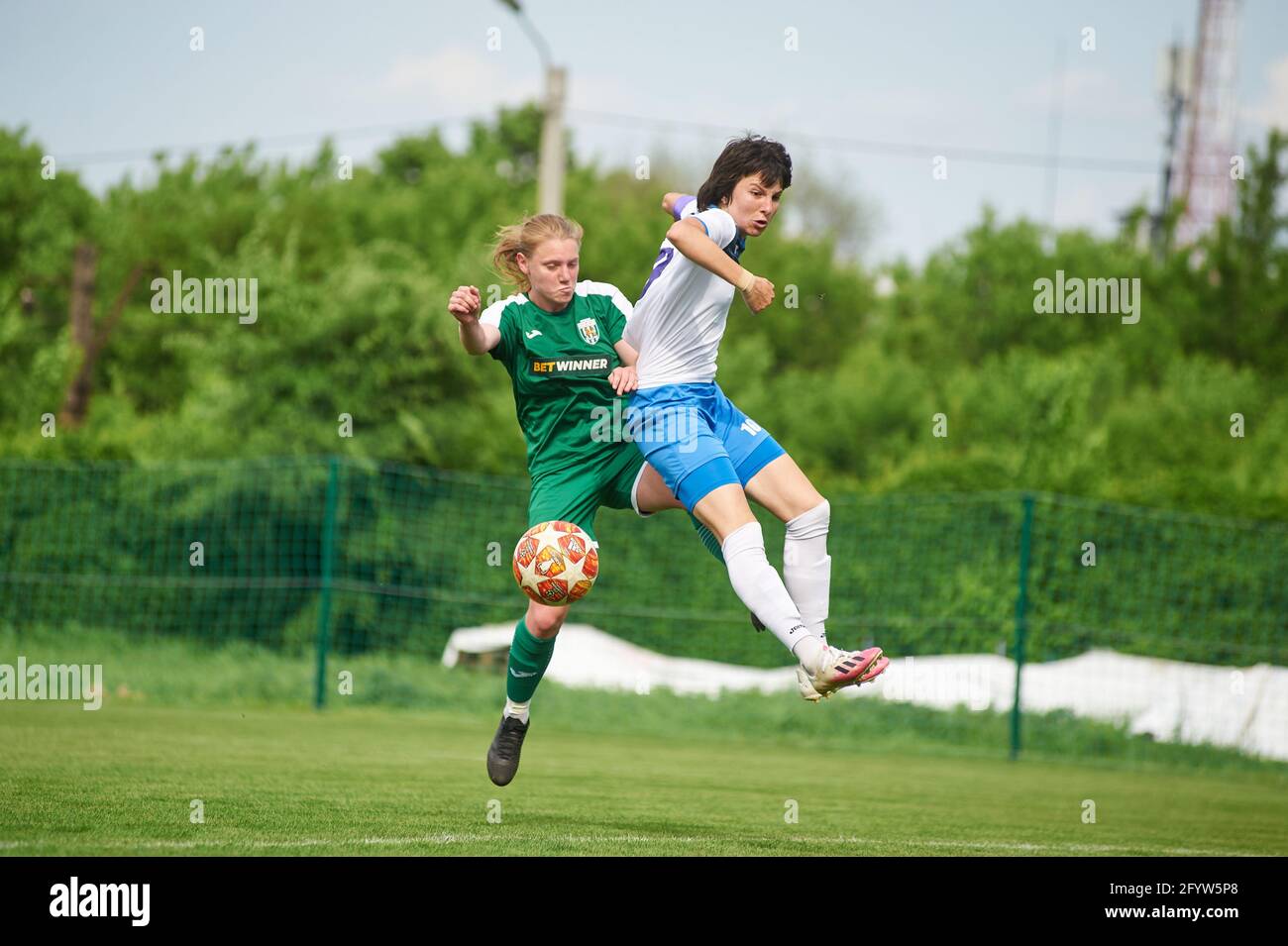 KHARKIV, UCRAINA - 29 MAGGIO 2021: Partita di calcio femminile Zhilstroi-2 contro Karpaty. Sono ammessi eventi pubblici. Europa partita di calcio durante la pandemia CV Foto Stock