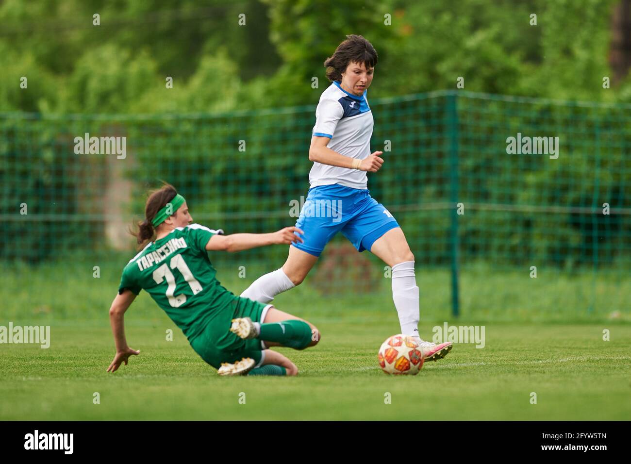 KHARKIV, UCRAINA - 29 MAGGIO 2021: Partita di calcio femminile Zhilstroi-2 contro Karpaty. Sono ammessi eventi pubblici. Europa partita di calcio durante la pandemia CV Foto Stock