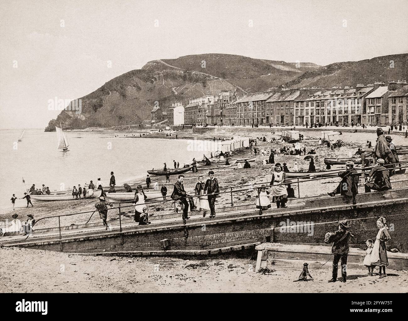 Una vista del tardo 19 ° secolo della spiaggia Aberystwyth, una città universitaria a Ceredigion, Galles. Storicamente, nella contea storica del Cardiganshire, in una forma o nell'altra, la Aberystwyth University è stata una delle principali sedi educative del Galles sin dalla fondazione del College of Wales nel 1872. L'arrivo della ferrovia intorno al 1870 ha dato origine a qualcosa di un boom turistico vittoriano; una volta la città è stata anche fatturata come 'Biarritz del Galles'. Foto Stock