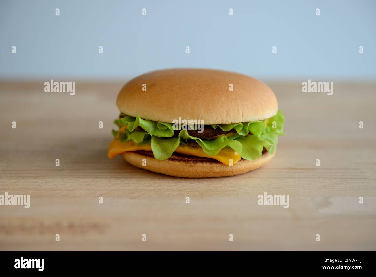 Hamburger o cheeseburger closeup su uno sfondo di legno Foto Stock