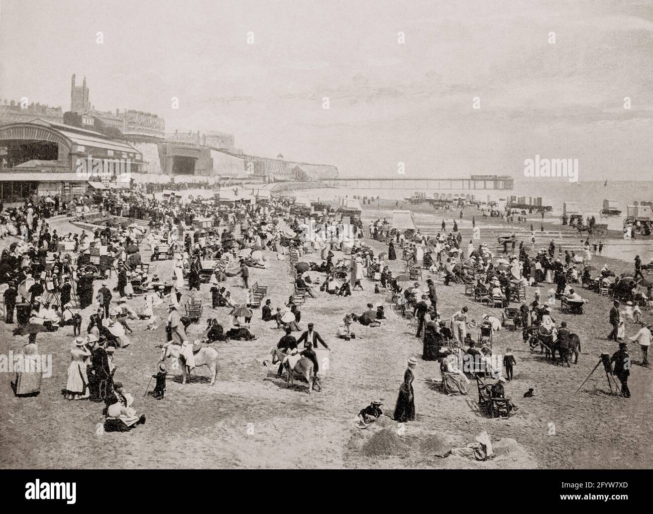 Una vista del tardo 19 ° secolo dei visitatori godendo la spiaggia di Ramsgate, una città di mare nel quartiere di Thanet, nel Kent orientale, Inghilterra. La Official Illustrated Guide to South-Eastern and North and Mid-Kent Railways (giugno 1863) descrive così Ramsgate: 'È impossibile parlare troppo favorevolmente di questa città di prima categoria, delle sue sabbie gloriose, dei suoi bagni, dei suoi hotel, biblioteche, Chiese, ecc. senza dimenticare il suo clima di rinforzo... le strade di Ramsgate sono ben pavimentate o macadamed e brillantemente illuminate di gas.' Foto Stock
