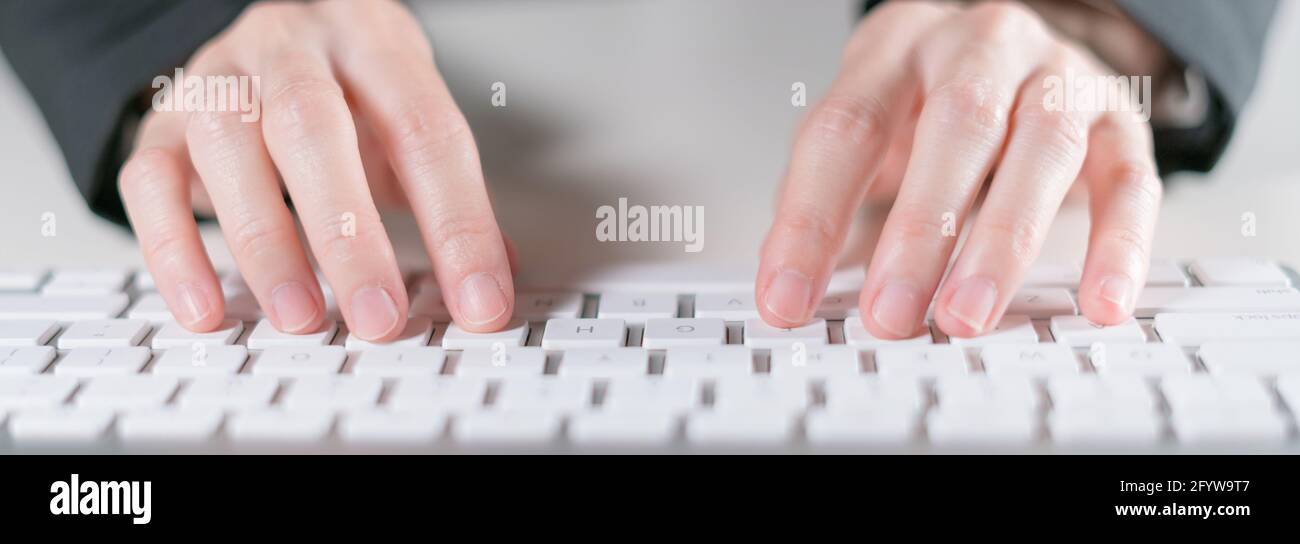 Donna di affari che scrive sul computer della tastiera. Foto Stock