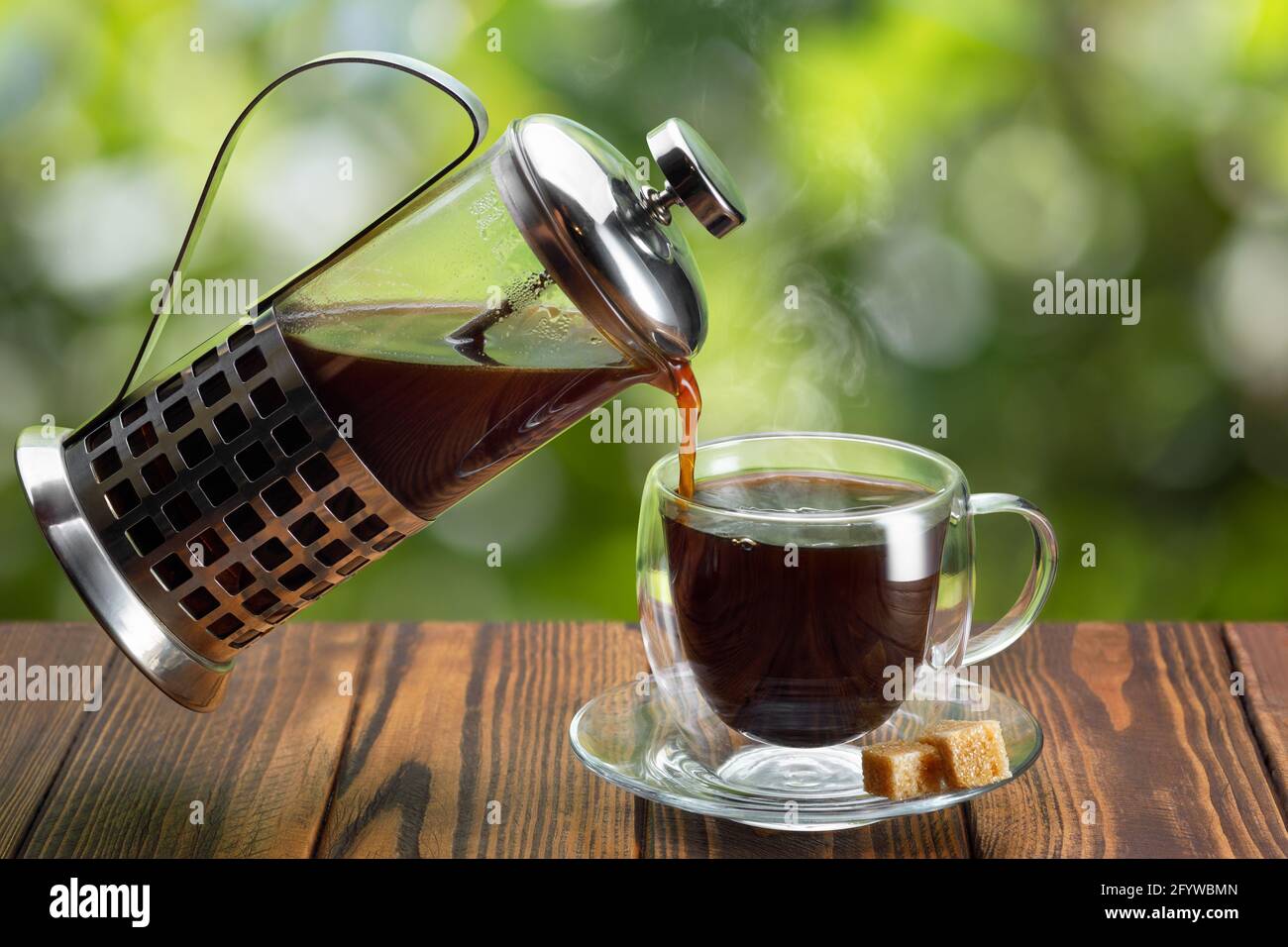 caffè dalla french press che si versa in una tazza Foto Stock
