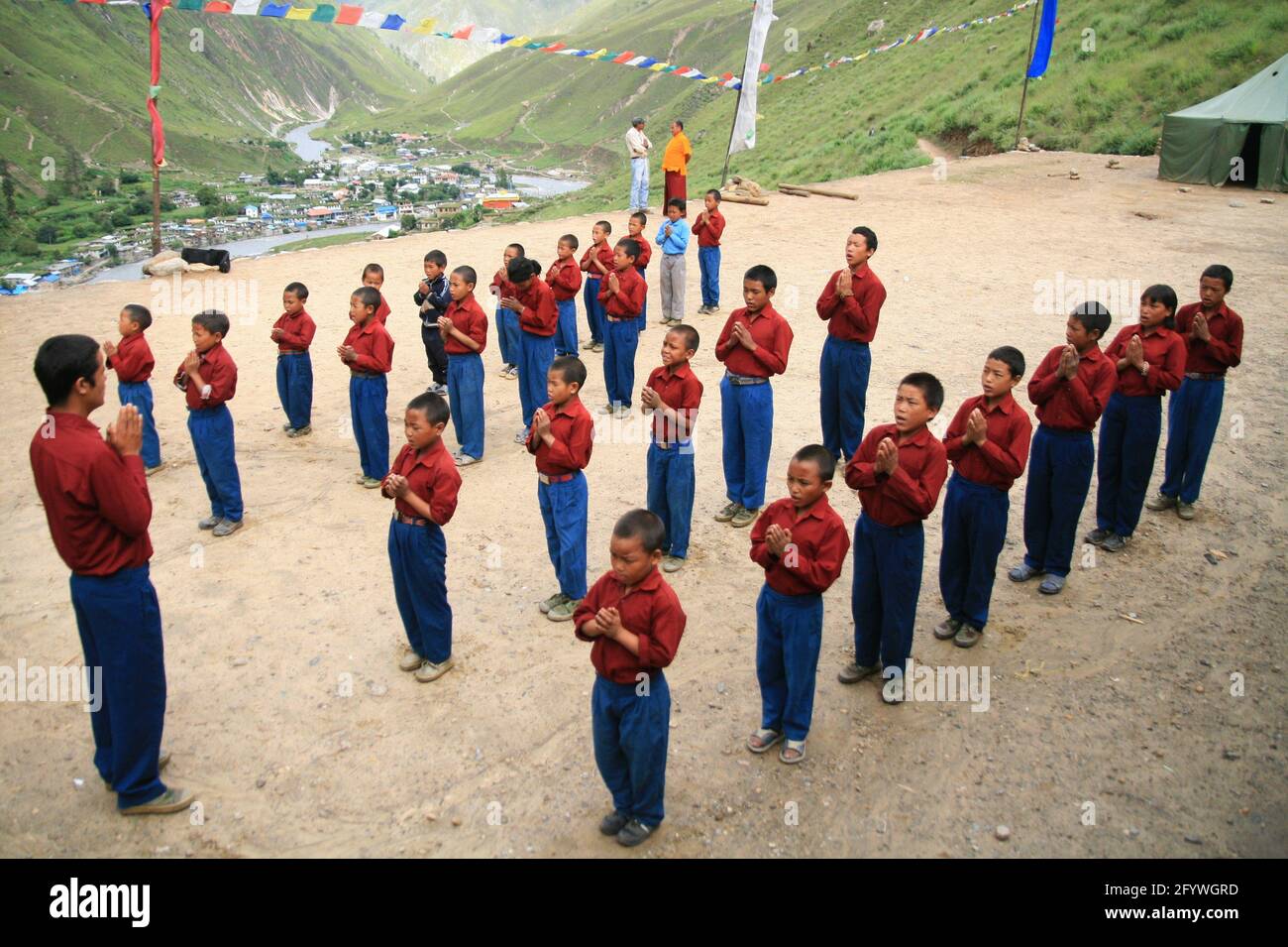 I bambini nepali pregano in assemblea mattutina al campo scolastico di Dunai a Dolpa, Nepal. Foto Stock