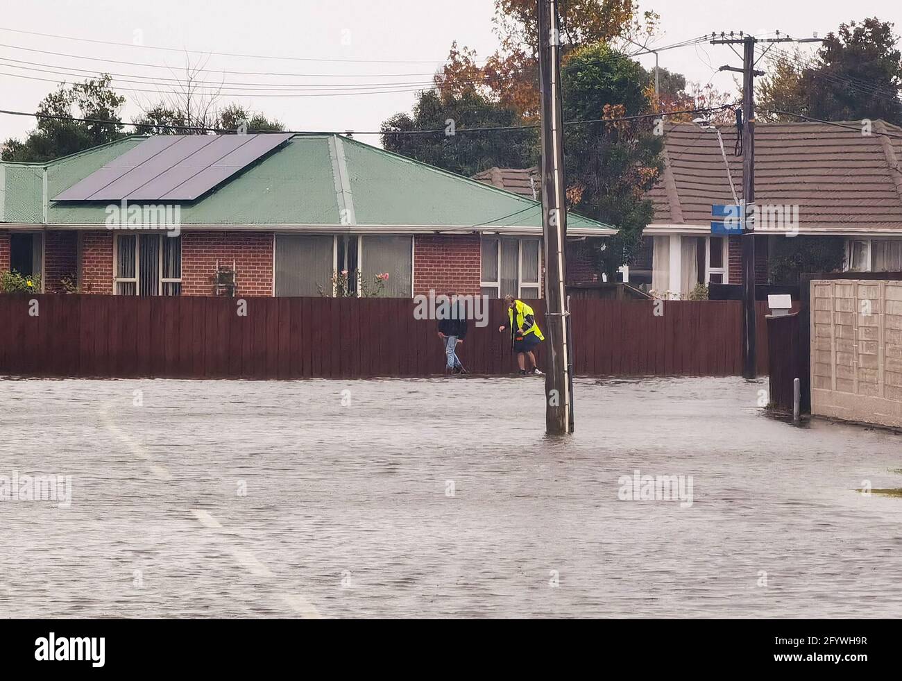 Christchurch, Nuova Zelanda. 30 maggio 2021. I pedoni attraversano l'acqua in una strada a Christchurch, Nuova Zelanda, 30 maggio 2021. Tre comuni vicino Christchurch dichiararono stati di emergenza rispettivamente la domenica dopo essere stati colpiti male da downpoours notturni e inondazioni nell'isola meridionale della Nuova Zelanda. Credit: Zhong Weiren/Xinhua/Alamy Live News Foto Stock