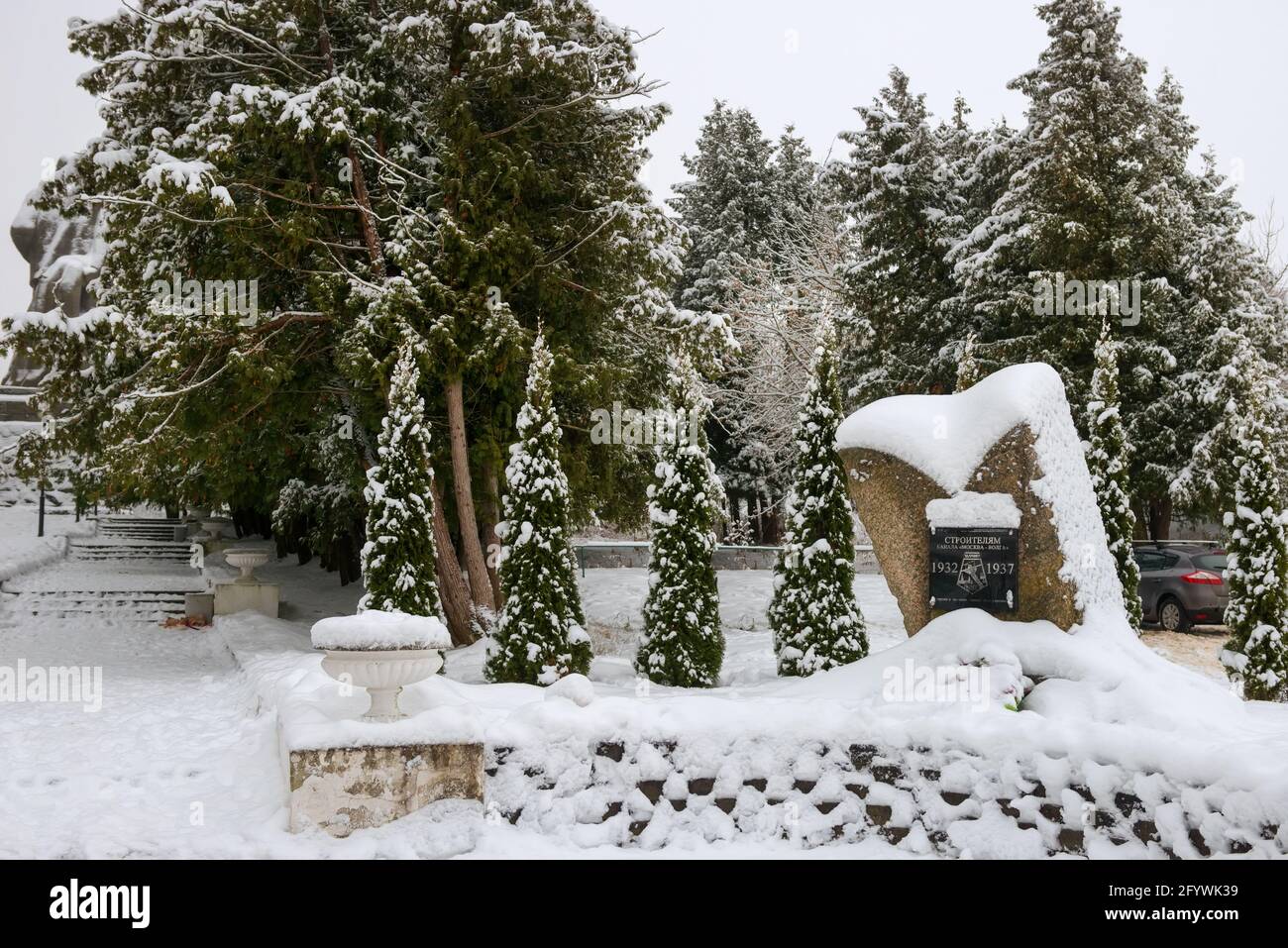 Dubna, Russia - 5 gennaio 2021: Monumento ai costruttori, agli Eroi e alle vittime, del canale Mosca-Volga 1932-1937 in una giornata invernale gelida Foto Stock