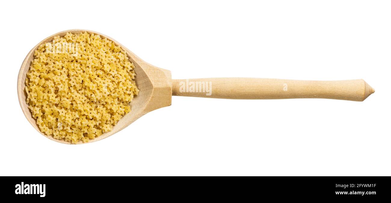 vista dall'alto del cucchiaio di legno con pastina stellina non cotte isolata su sfondo bianco Foto Stock