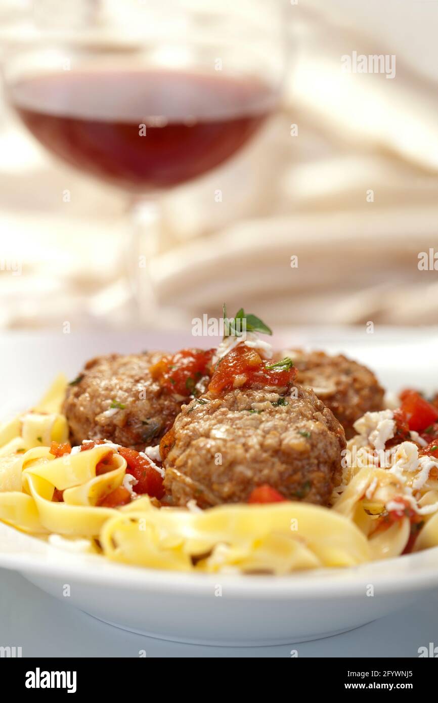 Tagliatelle con polpette, cucina italiana Foto Stock