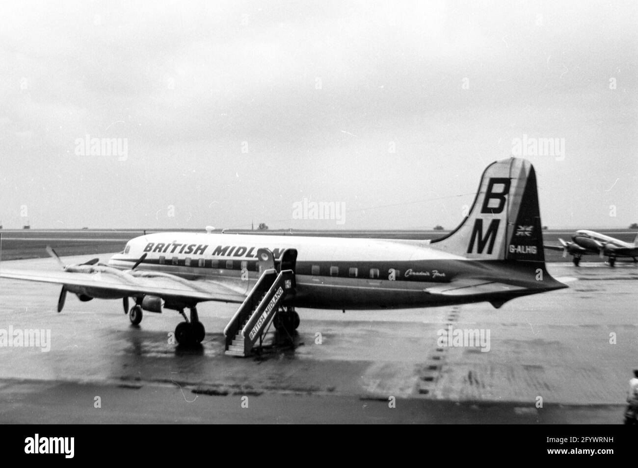 Un aeromobile delle Midland britanniche presso l'aeroporto delle East Midlands nel 1966 Foto Stock