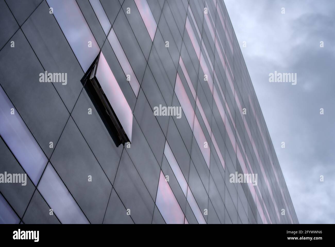 Una finestra aperta sulla facciata in granito nero della biblioteca reale danese il diamante nero, Copenaghen, 26 maggio 2021 Foto Stock