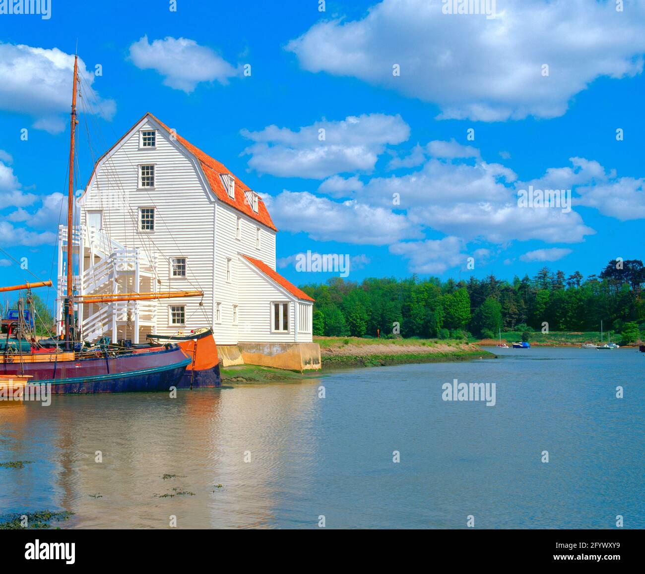 Regno Unito, Inghilterra, Suffolk, Woodbridge, marea Mill e yacht, Foto Stock