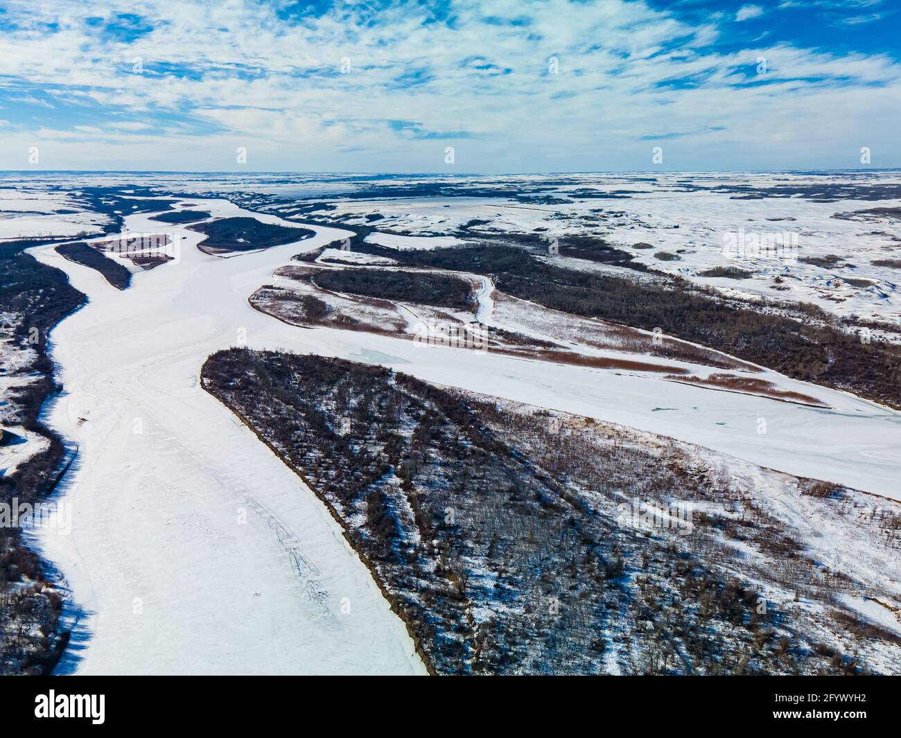 Vista aerea del fiume Saskatchewan Nord in una zona rurale delle praterie durante l'inverno. Foto Stock
