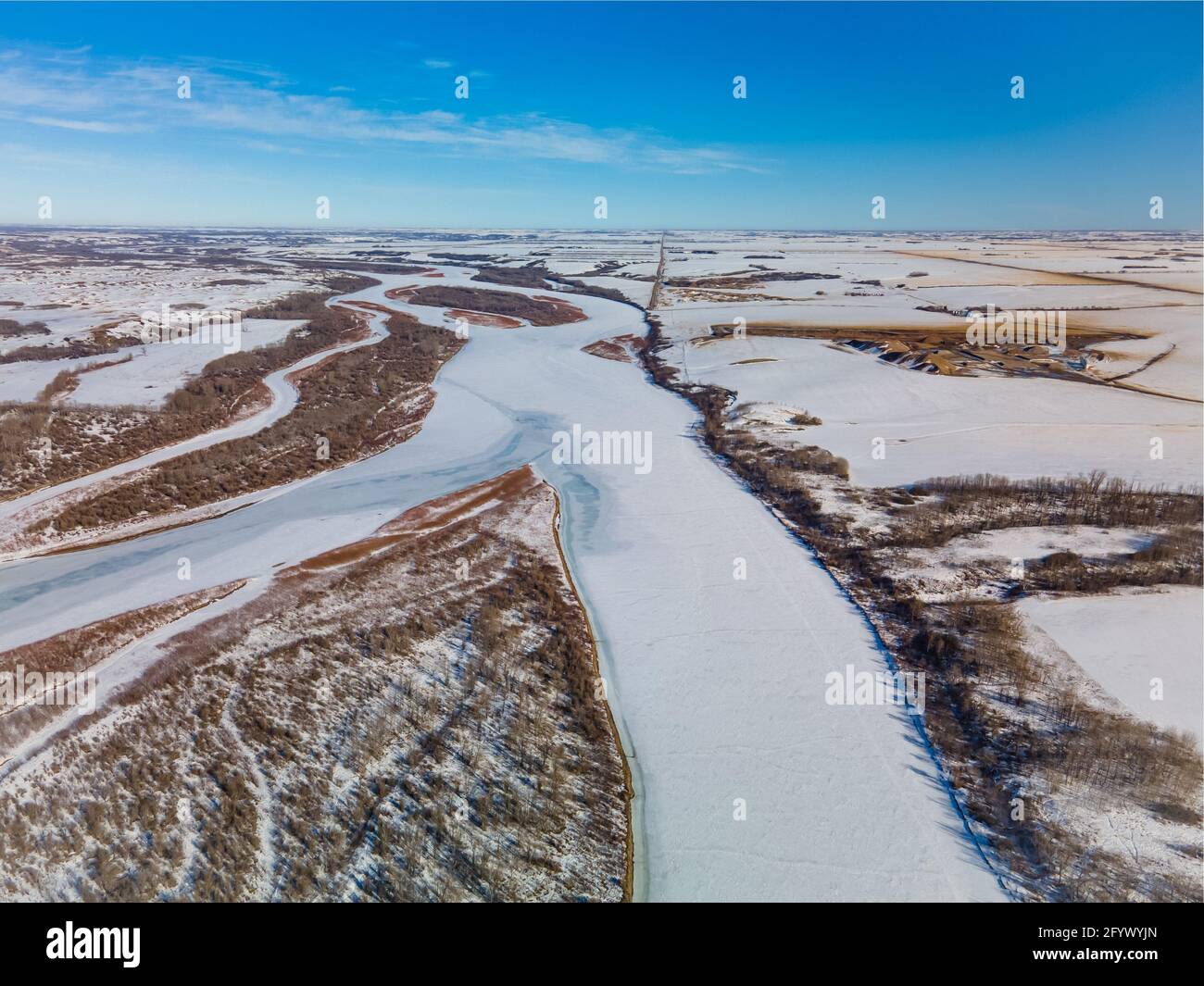 Vista aerea del fiume Saskatchewan Nord in una zona rurale delle praterie durante l'inverno. Foto Stock