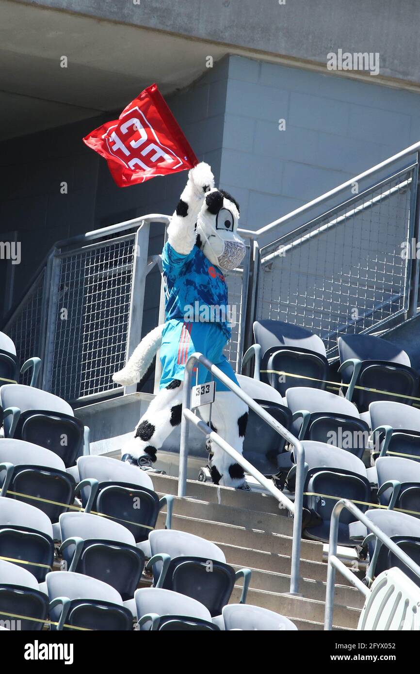 Sparky ondeggia la sua bandiera durante una partita MLS contro la FC Montréal a Soldier Field, sabato 29 maggio 2021, a Chicago, Illinois. Montréal sconfisse Chi Foto Stock